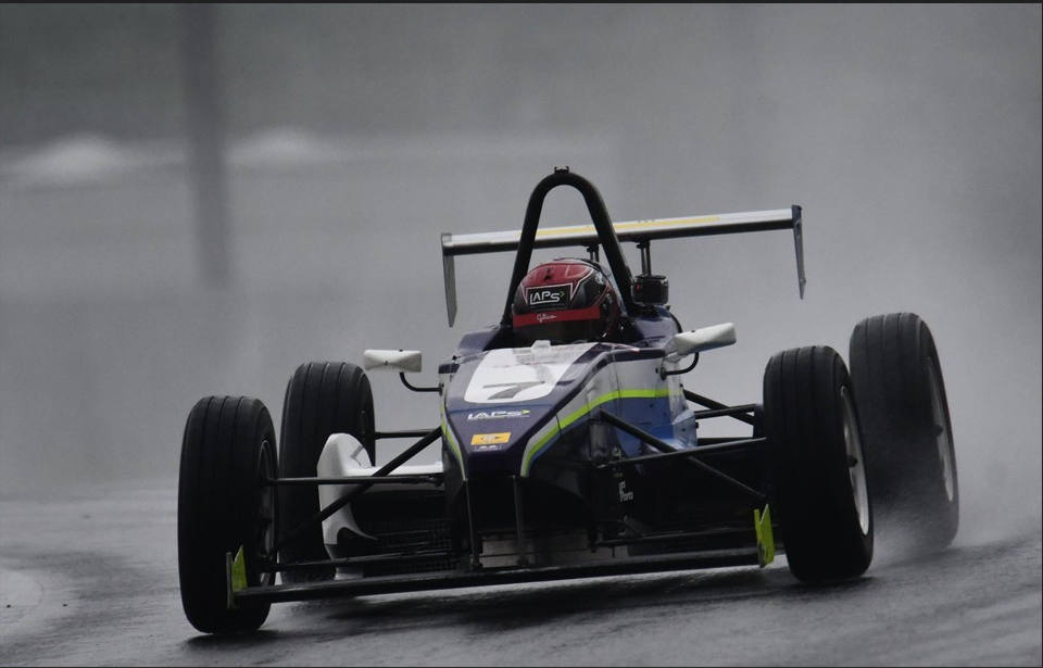 カートに乗る小野原 悠さん